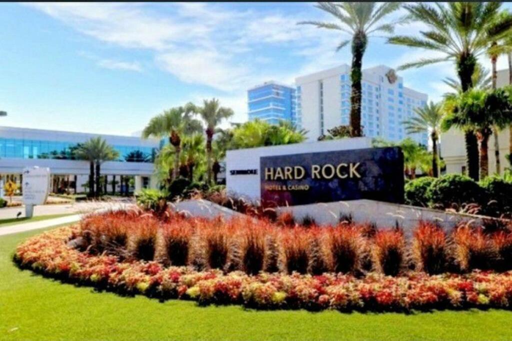 Stylish Suite Tampa Minutes To Hard Rock Casino Mango Exterior foto